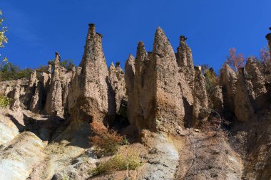 Radan dağ kasabasında kaya oluşumu Şeytan'ın sonbahar manzara şaşırtıcı
