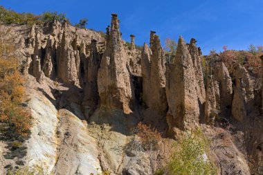 Radan dağ kasabasında kaya oluşumu Şeytan'ın sonbahar manzara şaşırtıcı