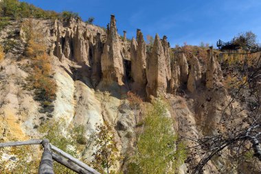 Radan dağ kasabasında kaya oluşumu Şeytan'ın sonbahar manzara şaşırtıcı