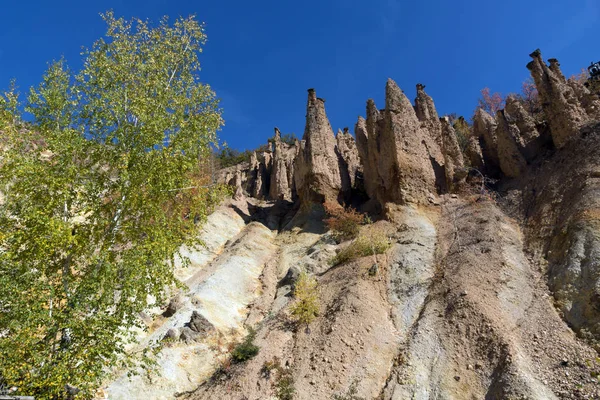 Radan 山岩石形成魔鬼镇的令人惊叹的秋季景观 — 图库照片