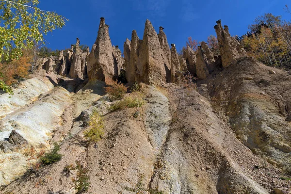 Csodálatos őszi táj Rock formáció ördög Radan hegyi város — Stock Fotó