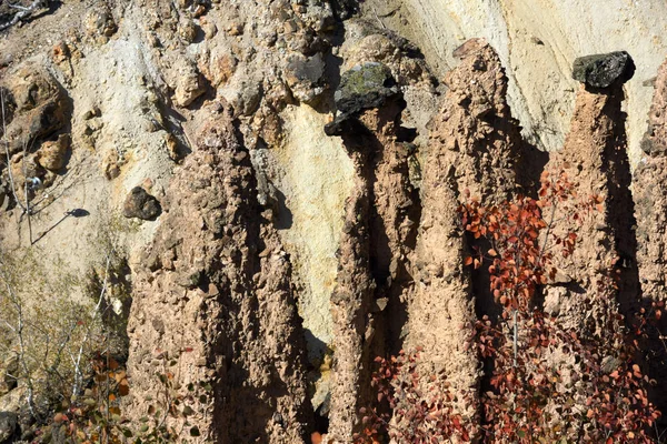 Wunderschöne herbstliche Landschaft der Felsformation Teufelsstadt in Radan — Stockfoto