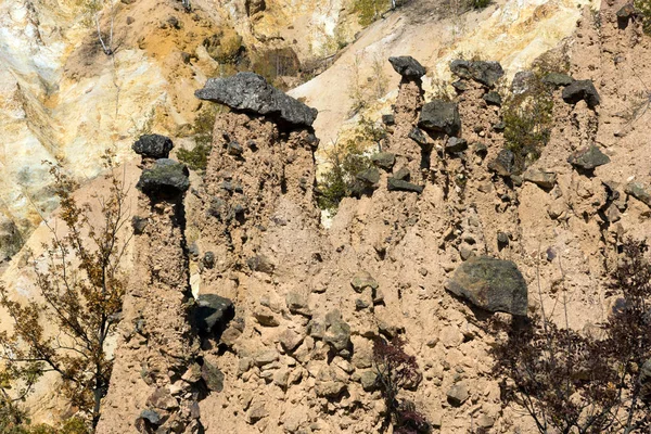 Incroyable paysage automnal de formation rocheuse Ville du diable dans la montagne Radan — Photo