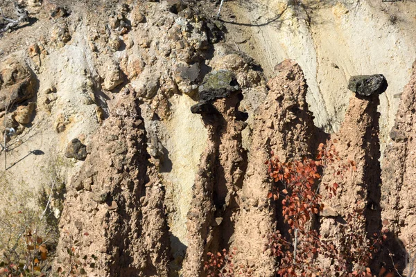 Wunderschöne herbstliche Landschaft der Felsformation Teufelsstadt in Radan — Stockfoto