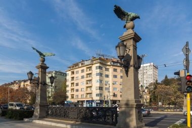 Sofia, Bulgaristan - 7 Kasım 2017: Sunset görünümünü kartal köprüsü üzerinde Perlovska nehir, Sofya
