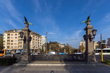 Sofia, Bulgaristan - 7 Kasım 2017: Sunset görünümünü kartal köprüsü üzerinde Perlovska nehir, Sofya