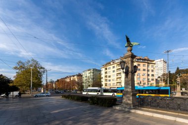 Sofia, Bulgaristan - 7 Kasım 2017: Sunset görünümünü kartal köprüsü üzerinde Perlovska nehir, Sofya