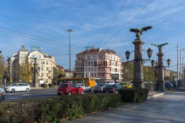 Sofia, Bulgaristan - 7 Kasım 2017: Sunset görünümünü kartal köprüsü üzerinde Perlovska nehir, Sofya
