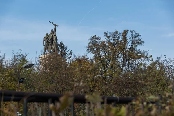 Sofia, Bulgarien - 7 November 2017: Sunset view av Monument av den sovjetiska armén i staden Sofia — Stockfoto