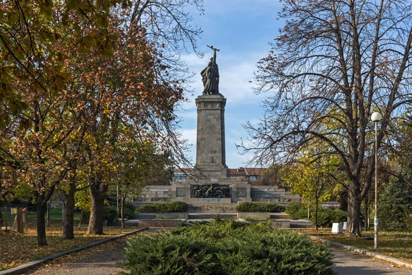 SOFIA, BULGARIA - 7 DE NOVIEMBRE DE 2017: Vista del atardecer del Monumento del Ejército Soviético en la ciudad de Sofía —  Fotos de Stock