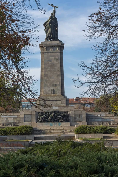 SOFIA, BULGARIA - 7 DE NOVIEMBRE DE 2017: Vista del atardecer del Monumento del Ejército Soviético en la ciudad de Sofía — Foto de Stock