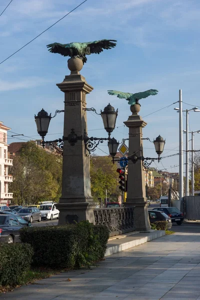 SOFIA, BULGARIA - 7 NOVEMBRE 2017: Veduta al tramonto del Ponte dell'Aquila sul fiume Perlovska, Sofia — Foto Stock