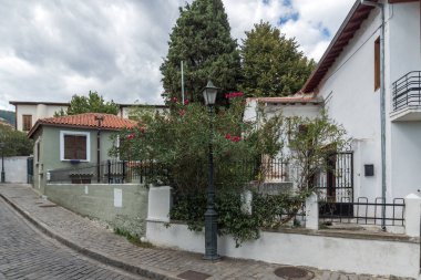 Xanthi, Yunanistan - 23 Eylül 2017: Street ve Xanthi, Yunanistan'ın eski şehir eski evleri