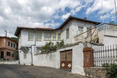 Xanthi, Yunanistan - 23 Eylül 2017: Street ve Xanthi, Yunanistan'ın eski şehir eski evleri