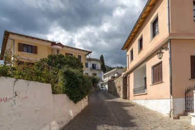 Xanthi, Yunanistan - 23 Eylül 2017: Street ve Xanthi, Yunanistan'ın eski şehir eski evleri