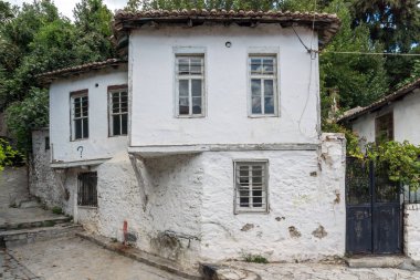 Xanthi, Yunanistan - 23 Eylül 2017: Street ve Xanthi, Yunanistan'ın eski şehir eski evleri