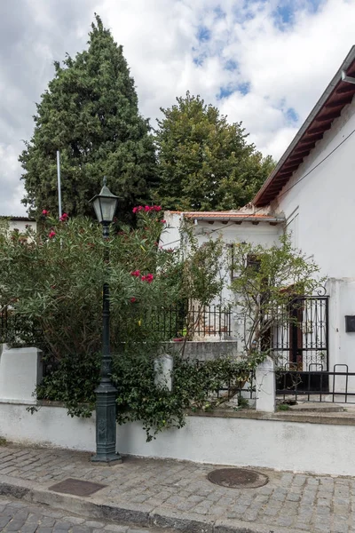 XANTHI, GRECIA - 23 DE SEPTIEMBRE DE 2017: Calle y casas antiguas en el casco antiguo de Xanthi, Grecia — Foto de Stock