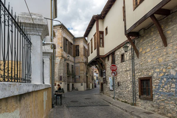 XANTHI, GRECIA - 23 DE SEPTIEMBRE DE 2017: Calle y casas antiguas en el casco antiguo de Xanthi, Grecia — Foto de Stock