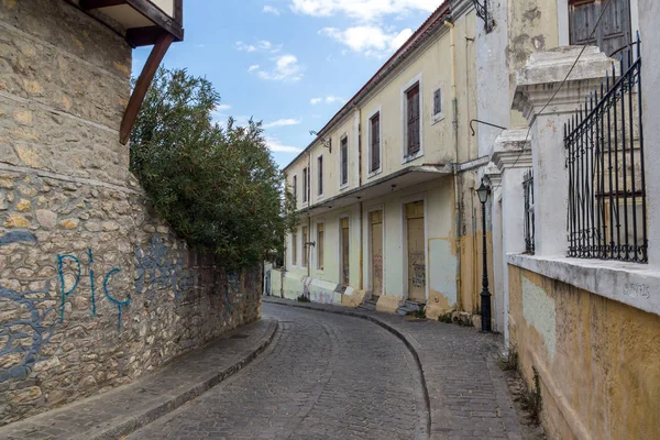 XANTHI, GRECIA - 23 DE SEPTIEMBRE DE 2017: Calle y casas antiguas en el casco antiguo de Xanthi, Grecia — Foto de Stock