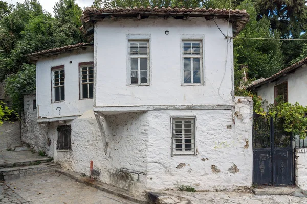 XANTHI, GRECIA - 23 DE SEPTIEMBRE DE 2017: Calle y casas antiguas en el casco antiguo de Xanthi, Grecia —  Fotos de Stock