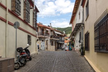 Xanthi, Yunanistan - 23 Eylül 2017: Street ve Xanthi, Yunanistan'ın eski şehir eski evleri