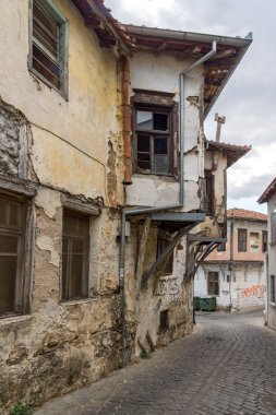Xanthi, Yunanistan - 23 Eylül 2017: Street ve Xanthi, Yunanistan'ın eski şehir eski evleri