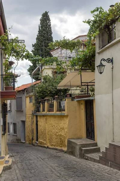 XANTHI, GRECIA - 23 DE SEPTIEMBRE DE 2017: Calle y casas antiguas en el casco antiguo de Xanthi, Grecia — Foto de Stock