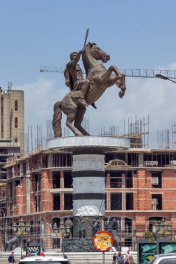 Skopje, Makedonya - 13 Mayıs 2017: Üsküp şehir merkezi ve İskender büyük anıt,