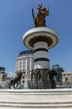 Skopje, Makedonya - 13 Mayıs 2017: Üsküp şehir merkezi ve İskender büyük anıt,