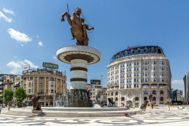 Skopje, Makedonya - 13 Mayıs 2017: Üsküp şehir merkezi ve İskender büyük anıt