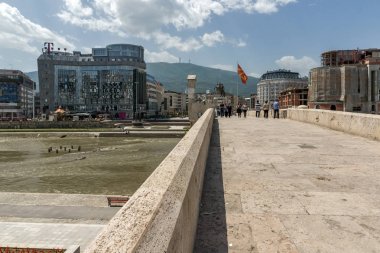 Skopje, Makedonya - 13 Mayıs 2017: Üsküp şehir merkezi ve İskender büyük anıt