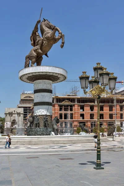 SKOPJE, REPÚBLICA DE MACEDONIA - 13 DE MAYO DE 2017: Centro de la ciudad de Skopje y Alejandro Magno Monumento , — Foto de Stock