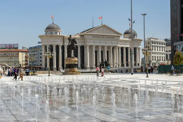 SKOPJE, REPUBLIC OF MACEDONIA - 13 MAY 2017: Skopje City Center and Archaeological Museum — Stock Photo, Image