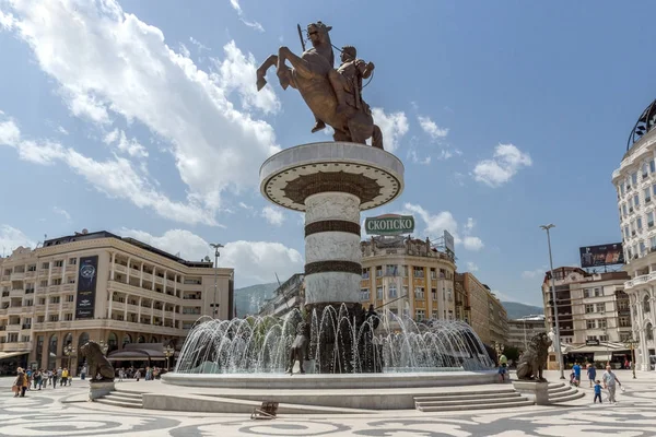 SKOPJE, REPÚBLICA DA MACEDÔNIA - 13 DE MAIO DE 2017: Centro da Cidade de Skopje e o Grande Monumento de Alexandre — Fotografia de Stock