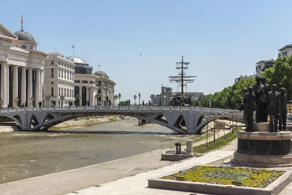Skopje, Makedonie - 13 května 2017: Skopje City Center a archeologické muzeum, — Stock fotografie