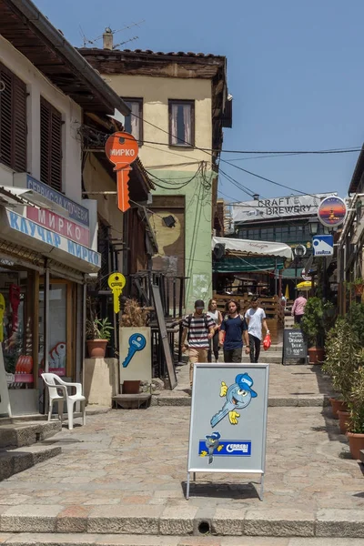 Skopje, Makedonien - 13 maj 2017: typisk gata i gamla stan i staden Skopje, — Stockfoto