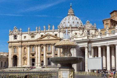 Roma, İtalya - 23 Haziran 2017: Saint Peter's Meydanı ve St. Peter's Basilica Roma'daki Vatikan turist ziyaret