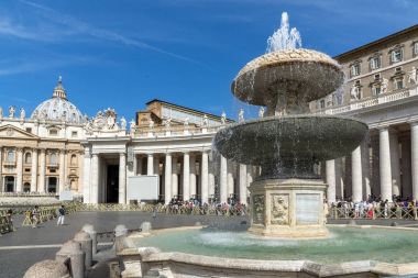 Roma, İtalya - 23 Haziran 2017: Saint Peter's Meydanı ve St. Peter's Basilica Roma'daki Vatikan turist ziyaret