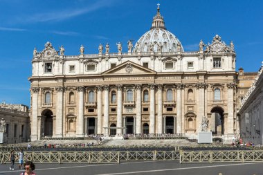 Roma, İtalya - 23 Haziran 2017: Saint Peter's Meydanı ve St. Peter's Basilica Roma'daki Vatikan turist ziyaret