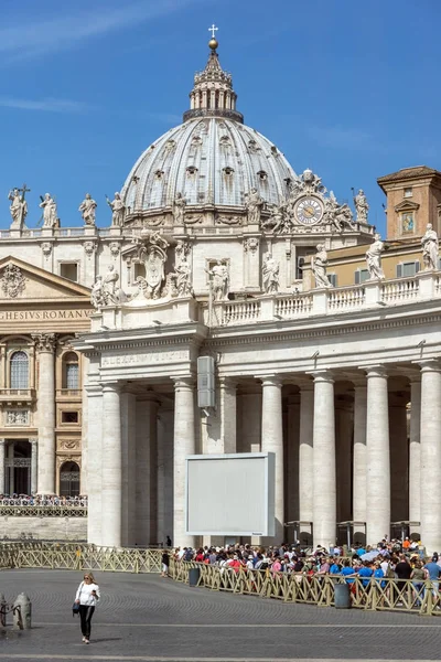 Roma, İtalya - 23 Haziran 2017: Saint Peter's Meydanı ve St. Peter's Basilica Roma'daki Vatikan turist ziyaret — Stok fotoğraf