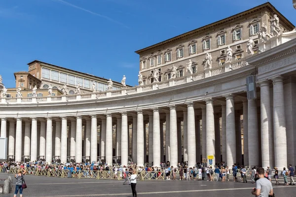 Roma, İtalya - 23 Haziran 2017: Saint Peter's Meydanı ve St. Peter's Basilica Roma'daki Vatikan turist ziyaret — Stok fotoğraf