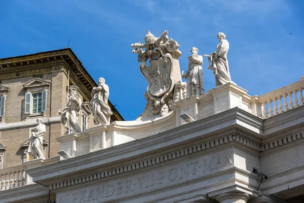 ROMA, ITALIA - 23 GIUGNO 2017: Dettaglio architettonico della Basilica di San Pietro in Piazza San Pietro, Vaticano — Foto Stock