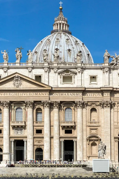 Roma, İtalya - 23 Haziran 2017: Saint Peter's Meydanı ve St. Peter's Basilica Roma'daki Vatikan turist ziyaret — Stok fotoğraf