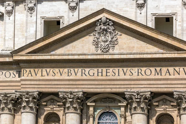 ROMA, ITÁLIA - JUNHO 23, 2017: detalhe arquitetônico da Basílica de São Pedro na Praça de São Pedro, Vaticano — Fotografia de Stock