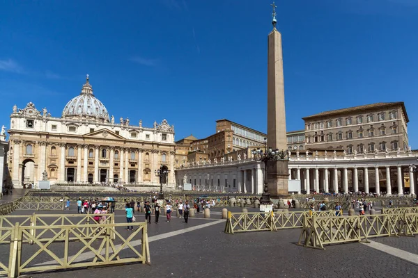 Roma, İtalya - 23 Haziran 2017: Saint Peter's Meydanı ve St. Peter's Basilica Roma'daki Vatikan turist ziyaret — Stok fotoğraf