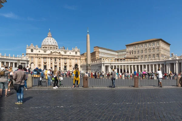 Rzym, Włochy - 23 czerwca 2017: Turyści odwiedzają Plac Świętego Piotra i Bazyliki Świętego Piotra w Rzymie, Vatican — Zdjęcie stockowe