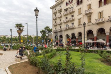 Thessaloniki, Yunanistan - 30 Eylül 2017: Selanik, Yunanistan'ın şehir merkezinde Aristotelous Meydanı'nda yürüyüş insanlar