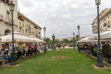 Thessaloniki, Yunanistan - 30 Eylül 2017: Selanik, Yunanistan'ın şehir merkezinde Aristotelous Meydanı'nda yürüyüş insanlar