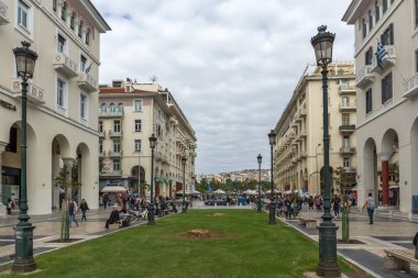 Thessaloniki, Yunanistan - 30 Eylül 2017: Selanik, Yunanistan'ın şehir merkezinde Aristotelous Meydanı'nda yürüyüş insanlar