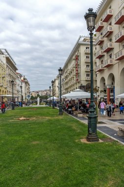 Thessaloniki, Yunanistan - 30 Eylül 2017: Selanik, Yunanistan'ın şehir merkezinde Aristotelous Meydanı'nda yürüyüş insanlar